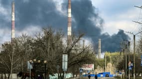 De la fumée au-dessus d'une usine à Schastia après un bombardement, le 22 février 2022 près de Lougansk. (Photo d'illustration)