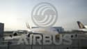 EADS se rebaptise Airbus, du nom de la division qui assure la plus grand part de son chiffre d'affaires, et confirme ses prévisions pour 2013 après avoir engrangé des résultats nettement supérieurs aux attentes au deuxième trimestre. /Photo d'archives/REU