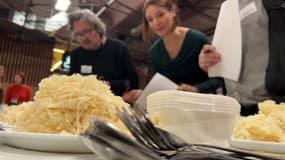 Des jurés devant une assiette de choucroute alsacienne lors du concours général agricole 2025 lors du Salon de l'agriculture, à Paris.