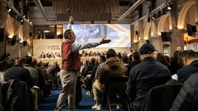 Un commissaire-priseur de Sotheby's lors de la 164e vente aux enchères de vins des Hospices de Beaune, dans le centre-est de la France, le 17 novembre 2024.