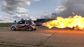 Cette Twingo n'en a pas sous le capot, mais elle a le feu au train. 