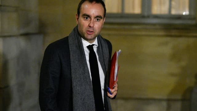 Sébastien Lecornu, le ministre des Outre-mers devant l'Hôtel Matignon à Paris, le 22 novembre 2021