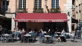 Des Lyonnais attablés en terrasse (photo d'illustration).