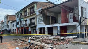Une maison endommagée est photographiée après le tremblement de terre qui a frappé la ville d'Esmeraldas, en Équateur, le 25 avril 2025.