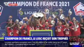 La joie des joueurs du LOSC, qui reçoivent leur trophée de champion