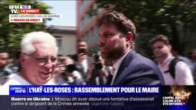 Le maire de L'Haÿ-les-Roses, Vincent Jeanbrun arrive à la manifestation organisée après l'agression dont lui et ses proches ont été victimes