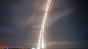La société SpaceX du milliardaire américain Elon Musk a réussi le 21 décembre 2015 pour la première fois à faire décoller une fusée Falcon 9 et à récupérer ensuite le premier étage de son lanceur, revenu atterrir en douceur sur Terre apr...