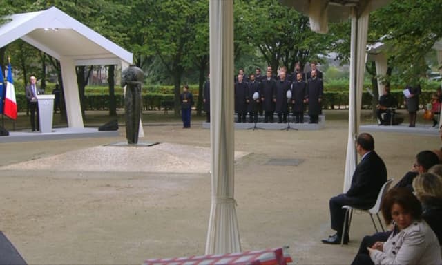 L'hommage aux victimes du terrorisme dans les jardins de l'Hôtel national des Invalides, à Paris