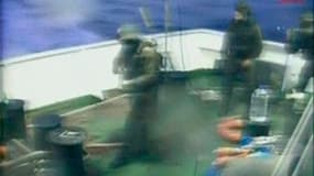Commandos israéliens à bord d'un navire de la flottille humanitaire destinée à Gaza. Neuf militants pro-palestiniens ont été tués lors de l'assaut, selon l'armée israélienne dans un communiqué. /Image vidéo du 31 mai 2010/REUTERS/DHA/Reuters TV