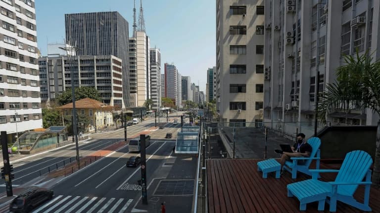 La terrasse d'un espace de coworking donnant sur la célèbre avenue Paulista à Sao Paulo, le 27 septembre 2021