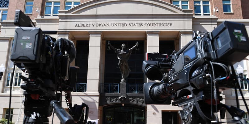 Des médias attendant la condamnation d'El Shafee Elsheikh devant le palais de justice fédéral d'Alexandria, en Virginie, le 19 août 2022