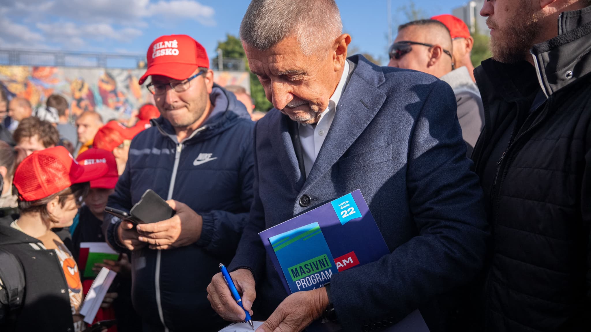 Andrej Babis signant des autographes à Prague, le 30 septembre 2025