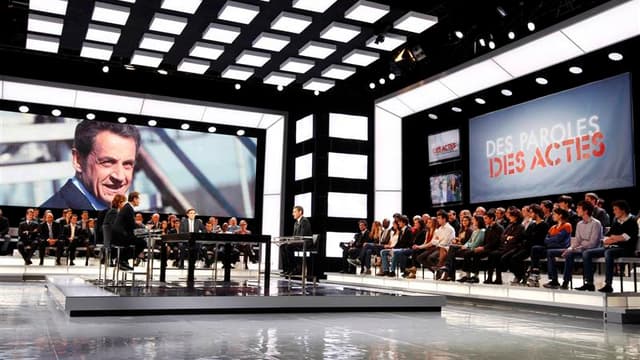 Intervenant dans l'émission Des Paroles et Des Actes sur France 2, Nicolas Sarkozy s'est défendu jeudi de dramatiser la situation économique quand il déclare que le programme économique de son rival socialiste François Hollande placerait la France dans un