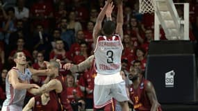 Rodrigue Beaubois au tir lors de la finale aller contre Galatasaray