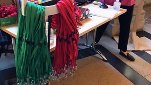Des cordons verts et rouges sont proposés aux parties civiles à l'entrée du procès des attentats du 13-Novembre