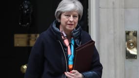 La Première ministre britannique Theresa May quitte le 10, Downing Street, le 13 mars 2018 à Londres. 