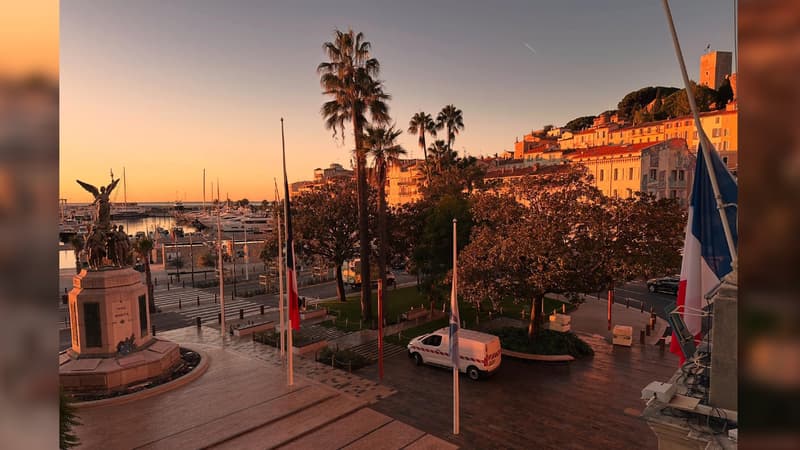 Les drapeaux en berne à l'Hôtel de ville de Cannes (Alpes-Maritimes) en hommage aux victimes du cyclone Chido de Mayotte le lundi 16 décembre 2024.