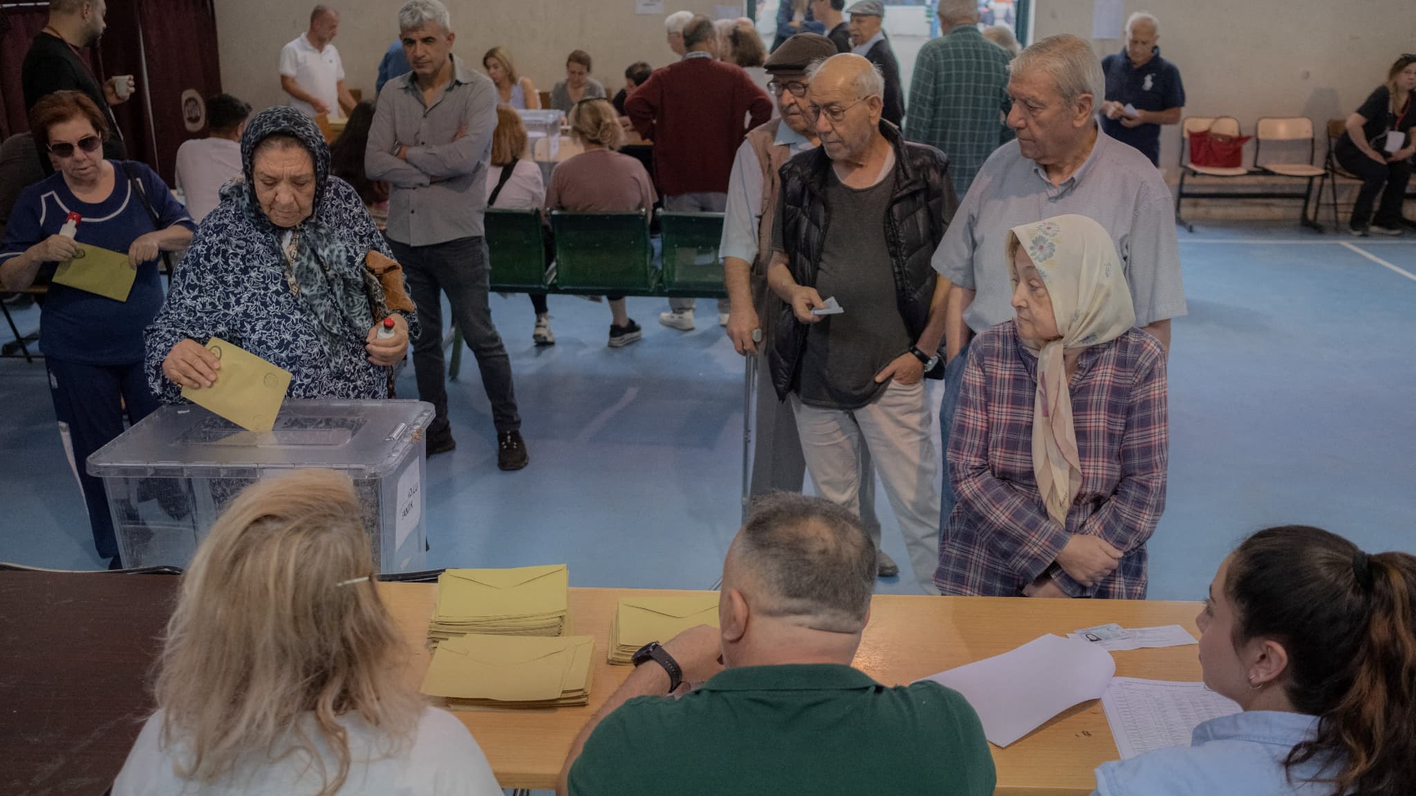 Une femme vote dans un bureau d'Adana pour le second tour de la présidentielle en Turquie, le 28 mai 2023