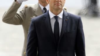 Le président de la République, Emmanuel Macron (au premier plan), et le chef d'état-major des armées, Pierre de Villiers, le 14 mai 2017 à Paris Le président de la République, Emmanuel Macron (au premier plan), et le chef d'état-major des armées, Pierre de Villiers, le 14 mai 2017 à Paris