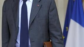 Alain Juppé, le ministre des Affaires étrangères, a déclaré jeudi que la France n'était pas prête à armer la rébellion libyenne. /Photo prise le 6 avril 2011/REUTERS/Philippe Wojazer