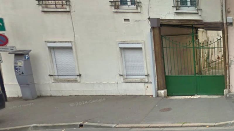 La dame, retraitée, vivait dans une grande bâtisse au fond de cette cour, à Chartres.