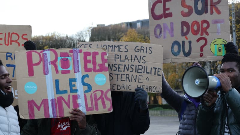 Une centaine de personnes ont manifesté mercredi devant la préfecture du Nord à Lille pour interpeller les pouvoirs publics sur le sort de ces jeunes migrants, à l'occasion de la Journée internationale des droits de l'enfant.