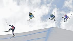 Des skieuses franchissent un dernier obstacle, lors des quarts de finale de skicross aux Championnats du monde de snowboard et freesytle, le 18 mars 2017 à Sierra Nevada (Espagne)