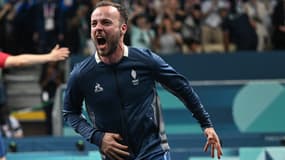 La folle célébration du pongiste Simon Gauzy après le bronze par équipes au JO de Paris, le 9 août 2024