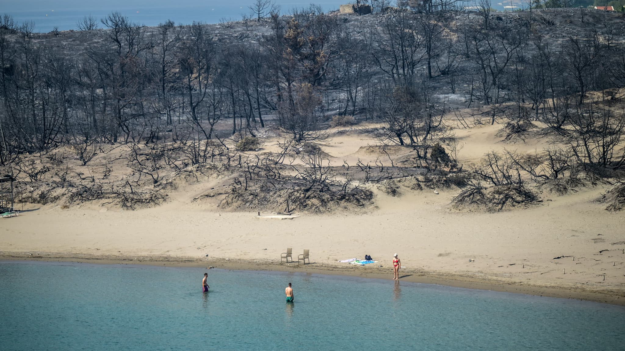 Une plage où des incendies ont détruit les bois, à Glystra près du village de Gennadi dans la partie sud de l'île grecque de Rhodes, le 27 juillet 2023. Une plage où des incendies ont détruit les bois, à Glystra près du village de Gennadi dans la partie sud de l'île grecque de Rhodes, le 27 juillet 2023.