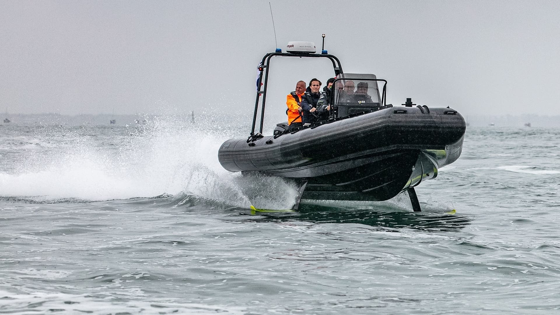 EFlyCO a été développé par le FUSCOLAB, laboratoire de l’innovation des fusiliers marins commandos à Lorient, en partenariat avec l’Innovation Défense Lab, et l’entreprise SEAir EFlyCO a été développé par le FUSCOLAB, laboratoire de l’innovation des fusiliers marins commandos à Lorient, en partenariat avec l’Innovation Défense Lab, et l’entreprise SEAir