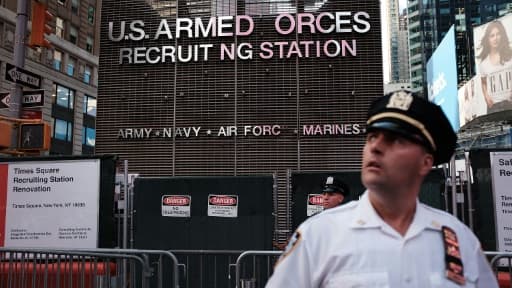 Un policier monte la garde devant un centre de recrutement de l'armée américaine à New York, lors d'une manifestation en juillet 2017 contre la promesse de Donald Trump d'interdire le recrutement de militaires transgenres