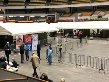 Le Palais des sports de Gerland à Lyon accueille un centre de vaccination depuis ce jeudi.