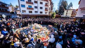 Plusieurs centaines de personnes se sont recueillies, dimanche 4 janvier 2025, pour rendre hommage aux dizaines de victimes de l'incendie d'un bar à Crans-Montana. 