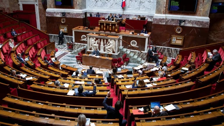 Des députés à l'Assemblée nationale, à Paris le 8 mai 2020