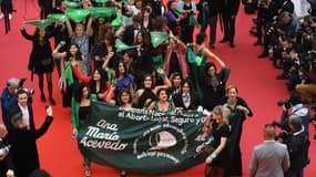 Une manifestation pour défendre l'avortement s'est déroulée sur le tapis rouge à Cannes. 