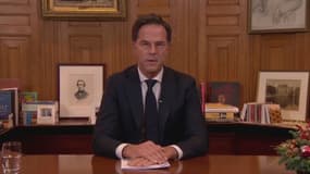 Le Premier ministre néerlandais annonce un confinement sous les huées 