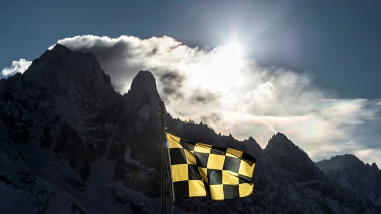 Drapeau prévenant d'un risque d'avalanches, à Chamonix, en février 2016