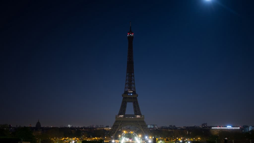 France, Paris. Trafic Nocturne Et Tour Eiffel Lumineuse