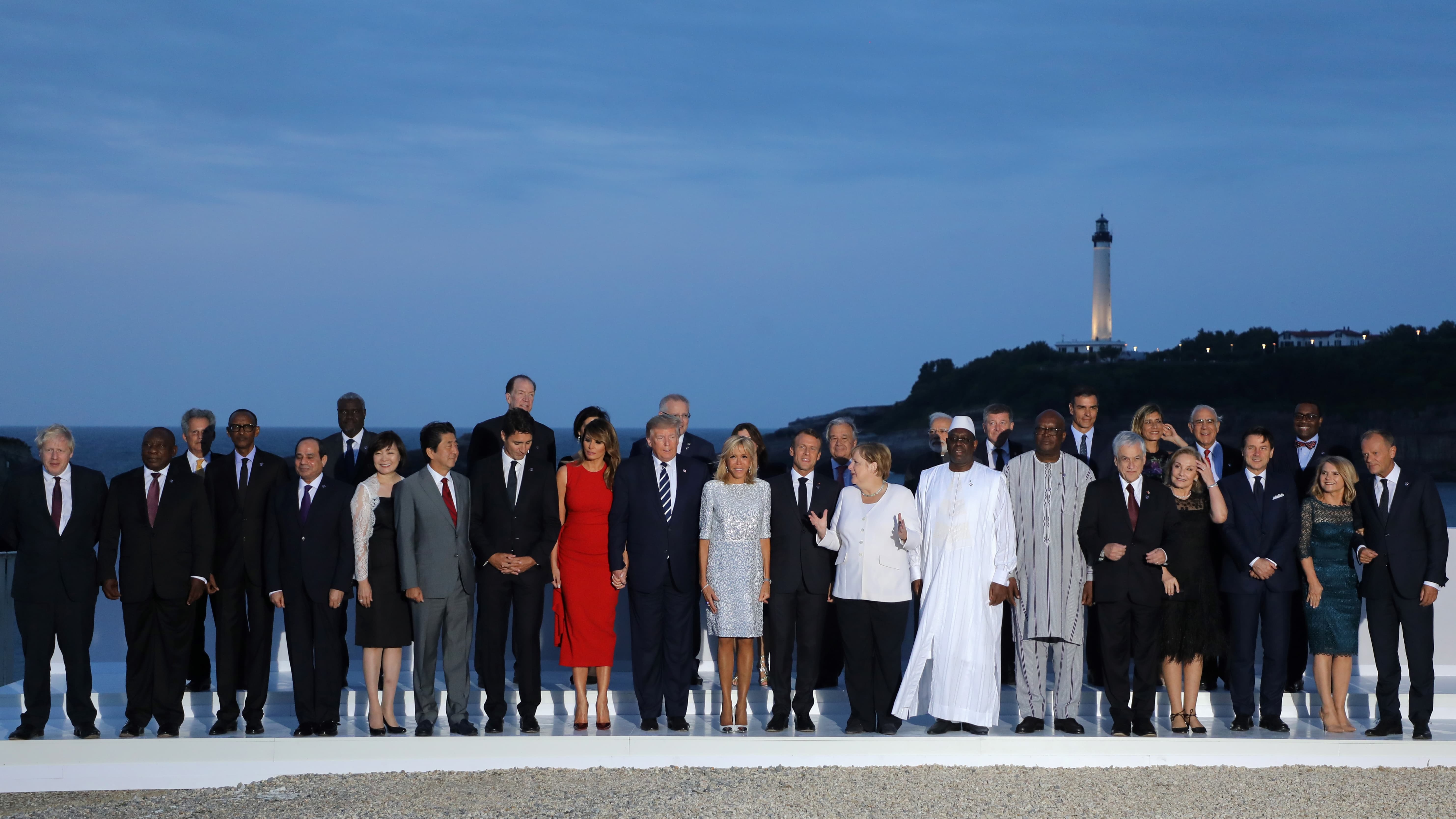 Les dirigeants et leurs conjoints. Les dirigeants et leurs conjoints.