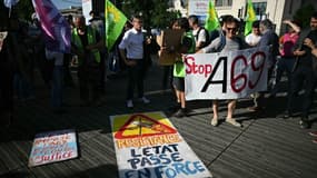 Des opposants au projet d'autoroute A69 entre Castres et Toulouse lors d'un rassemblement devant la gare de Toulouse, le 28 mai 2025 en Haute-Garonne.