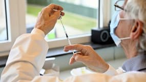 Préparation d'une injection d'un vaccin contre le Covid-19 à Overijse en Belgique le 18 février 2021