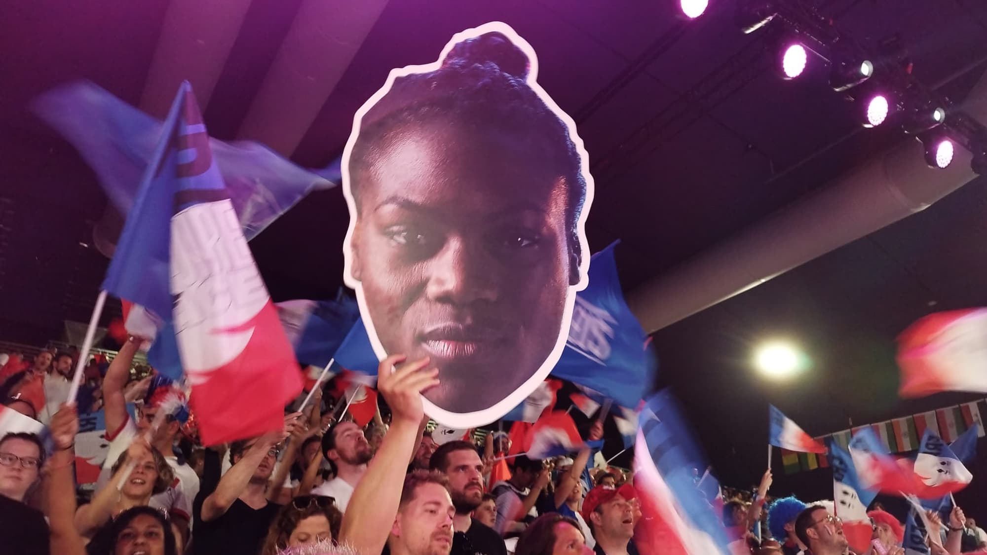La grande pancarte à l'effigie de Clarisse Agbegnenou à l'Arena Champ-de-Mars (le 30/07/2024) La grande pancarte à l'effigie de Clarisse Agbegnenou à l'Arena Champ-de-Mars (le 30/07/2024)