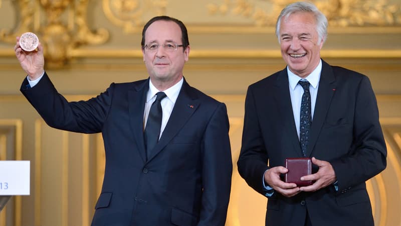 François Hollande reçoit la médaille de la ville de Dijon le 12 mars 2013.