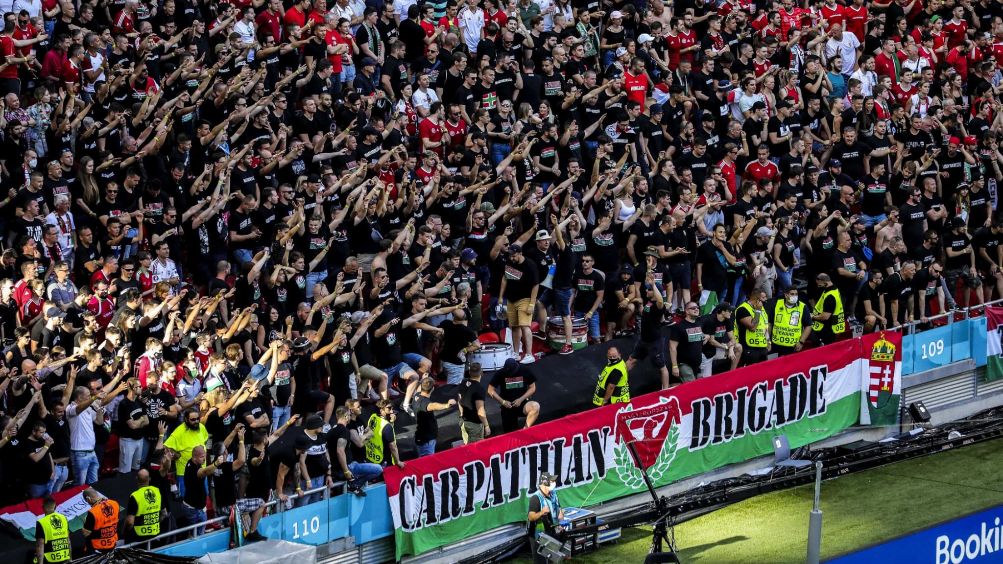 Les bouillants supporters hongrois pendant le match face au Portugal Les bouillants supporters hongrois pendant le match face au Portugal