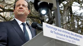 Le président François Hollande a salué dimanche à Toulouse la "France debout" lors d'une cérémonie organisée en mémoire des victimes de Mohamed Merah, jeune Toulousain qui a tué sept personnes il y a un an en disant vouloir "mettre la France à genoux". /P
