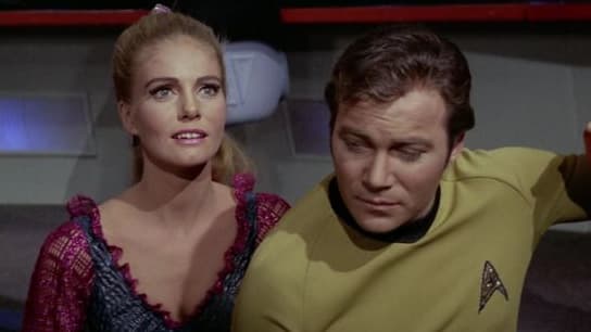 Sharon Acker et William Shatner dans un épisode de "Star Trek", en 1969.