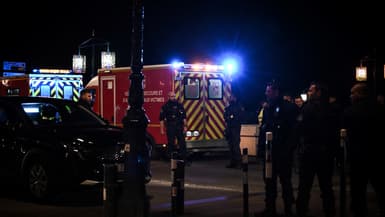 Des policiers se tiennent dans une rue après qu'un homme a poignardé et tué une personne et en a blessé une autre avant d'être tué par la police alors qu'il s'enfuyait, à Bordeaux, dans le sud-ouest de la France, le 10 avril 2024. 