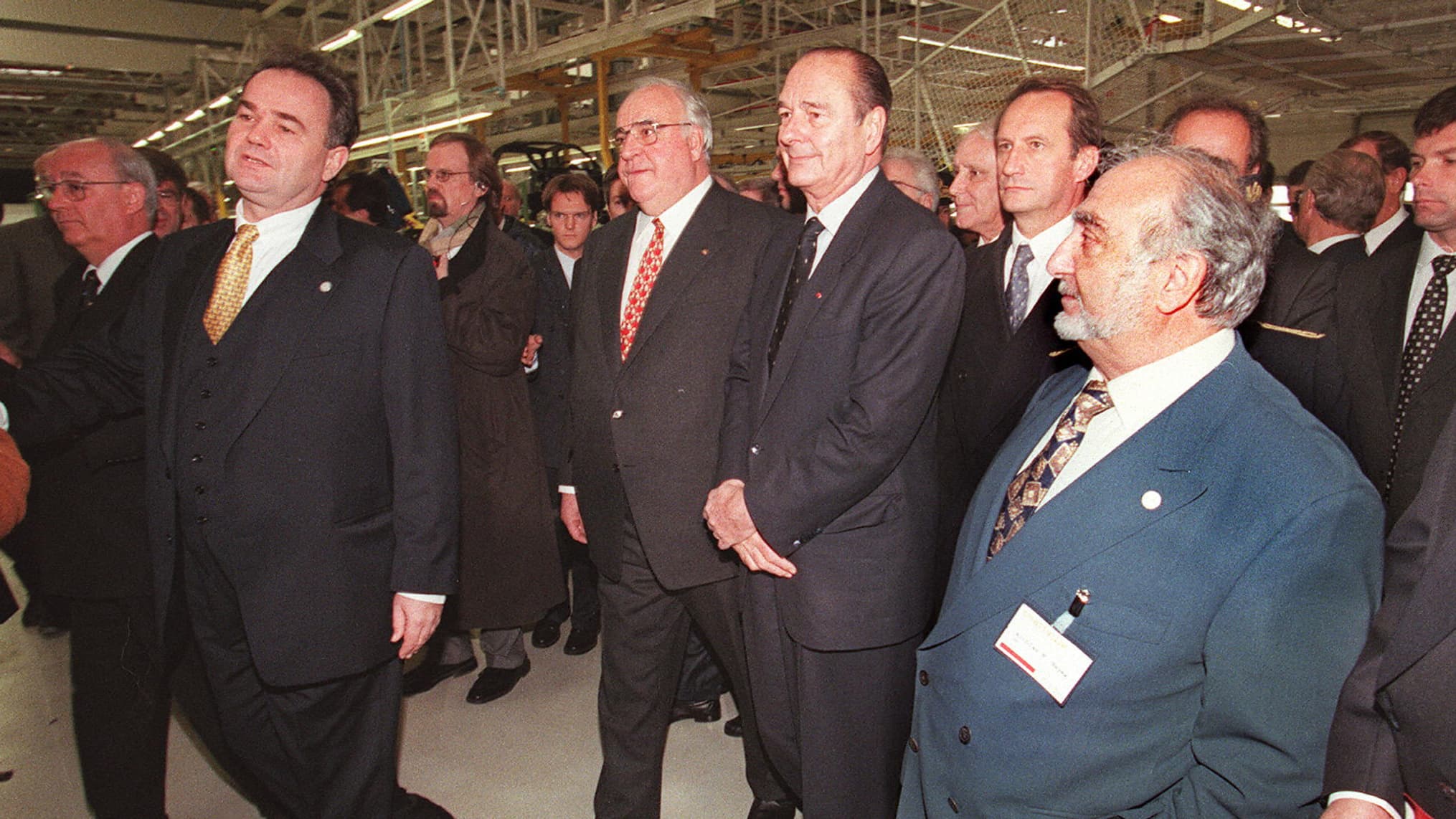 Le chancelier allemand Helmut Kohl, le président de la république Jacques Chirac et le patron de Swatch, Nicolas Hayek, visitent l'usine de fabrication Smart à Hambach lors de son inauguration le 27 octobre 1997. Le chancelier allemand Helmut Kohl, le président de la république Jacques Chirac et le patron de Swatch, Nicolas Hayek, visitent l'usine de fabrication Smart à Hambach lors de son inauguration le 27 octobre 1997.