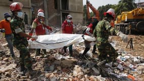 Les services de secours continuent à retirer des cadavres des décombres du bâtiment qui s'est effondré le 24 avril près de Dacca, tuant environ 550 personnes. Le Bangladesh a appelé samedi l'Union européenne à ne pas prendre de mesures restrictives contre