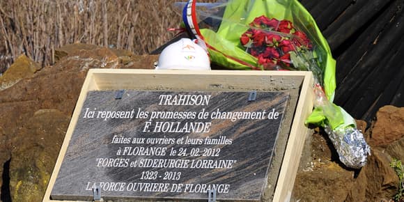 Une stèle insallée par les syndicalistes rappelle la "trahison" dont ils accusent le président. Une stèle insallée par les syndicalistes rappelle la "trahison" dont ils accusent le président.